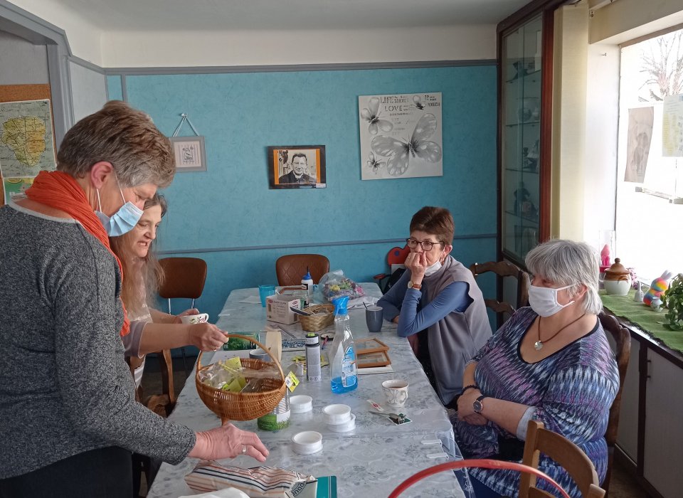 L'équipe de Bessines-sur-Gartempe décore sa vitrine pour Pâques